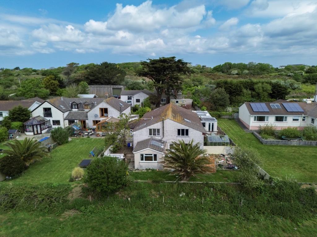 Lot: 61 - DETACHED PROPERTY IN GOOD LOCATION - Aerial shot of house and gardens